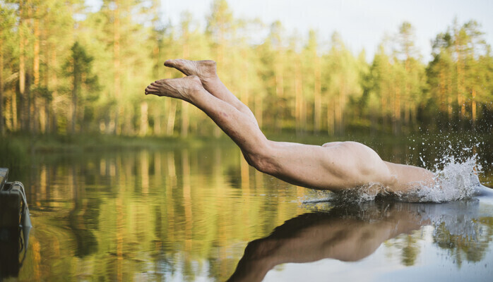 Mann i 18 - 24 års alderen som er komfortabel med å være helt naken