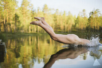 Mann i 18 - 24 års alderen som er komfortabel med å være helt naken