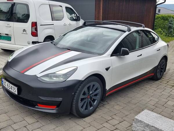 Kjøretøy - Tesla m3LR m/spesialdekor