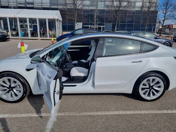 Kjøretøy - Tesla 3 White