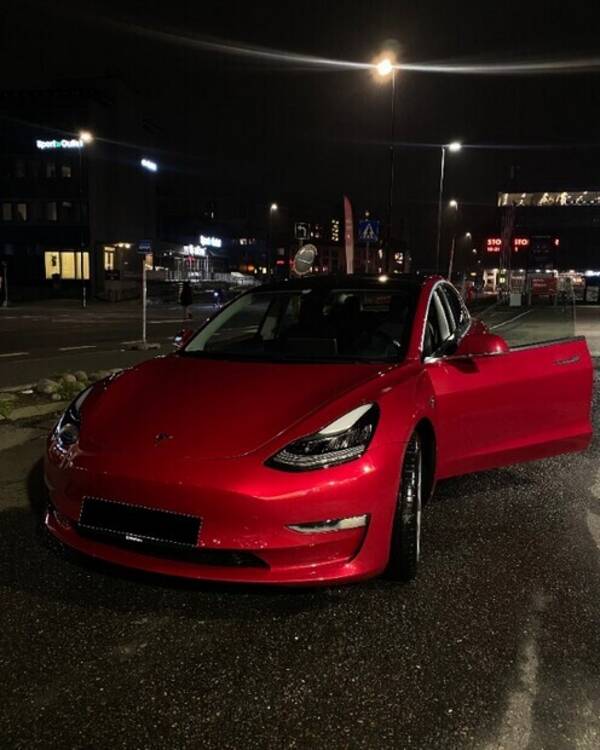 Kjøretøy - Tesla Model 3 - Rød