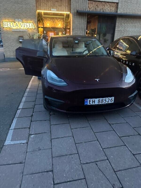 Kjøretøy - Tesla modell y performance 2024