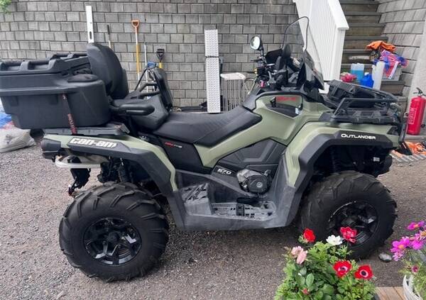 Kjøretøy - ATV med brøyteskjær